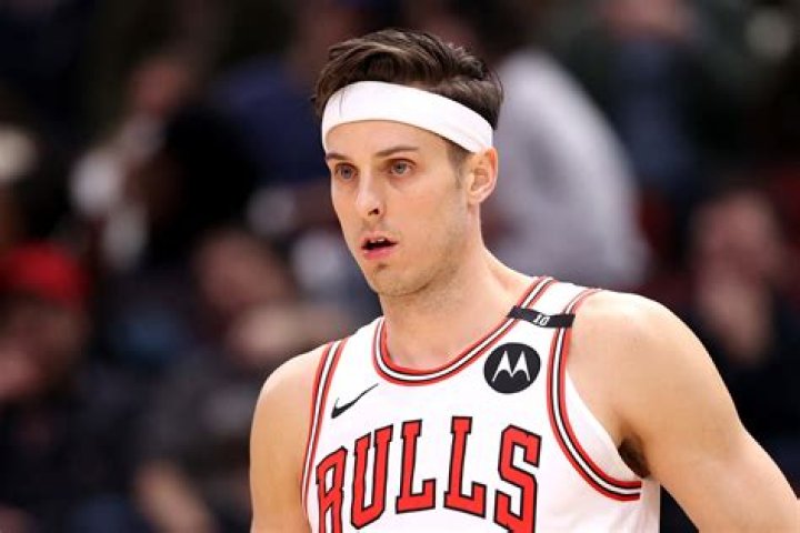 Look Zach Collins' beautiful girlfriend lights up room The