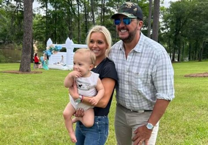 Luke and Caroline and bo and Tate 💕💕 Luke bryan family, Luke bryan, Luke