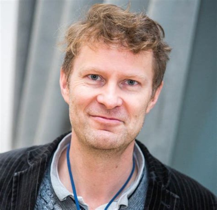 Luke Harding Bio, Wiki, Net Worth, Married, Wife, Height