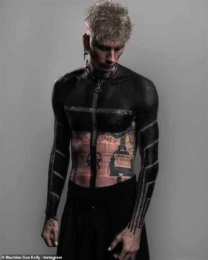 Machine Gun Kelly Poses with Mom and Daughter on Christmas Eve Photo