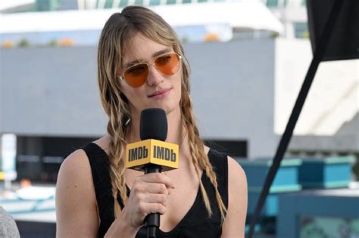 Mackenzie Davis Hot 28 Pictures That Will Make Your Knees