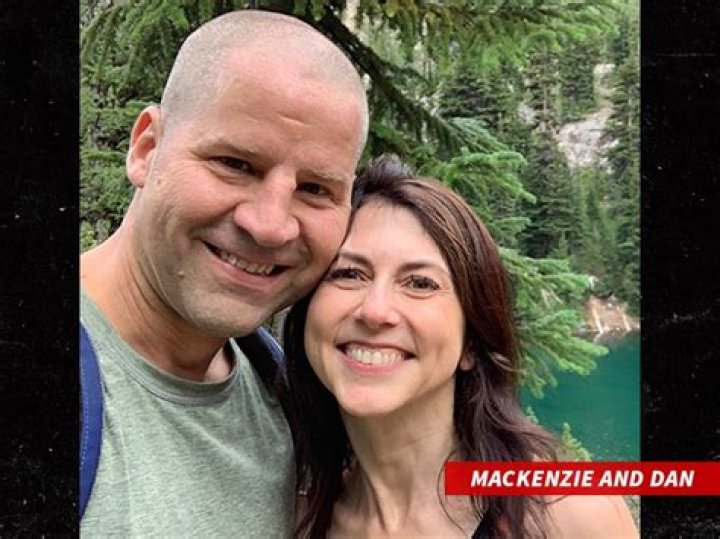 Mackenzie Scott Married Dan Jewett / Who Is Billionaire Mackenzie Scott