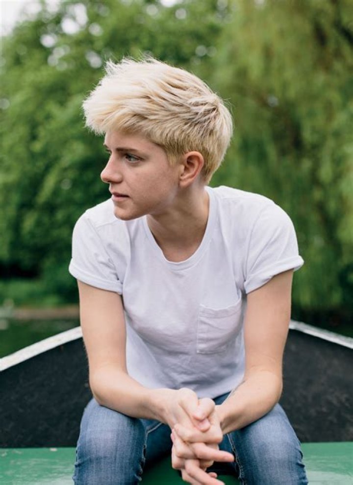 MAE MARTIN / OH COMELY Mae martin, Woman face, Attractive people