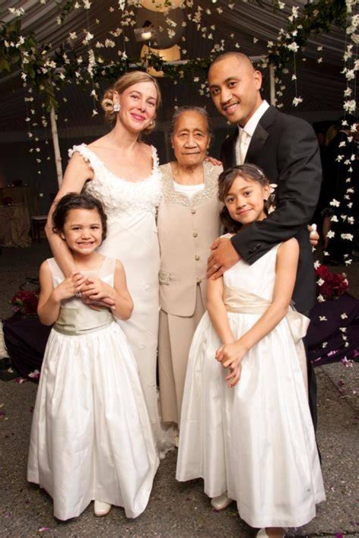 Mary Kay and Vili pose with their daughters on their wedding Photos