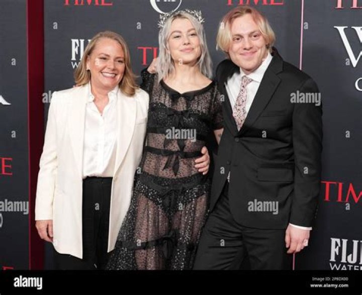 Meet Phoebe Bridgers Brother Jackson Bridgers And Parents