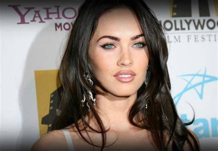 Megan Fox cosies up to fianc&eacute; Machine Gun Kelly in snaps with his