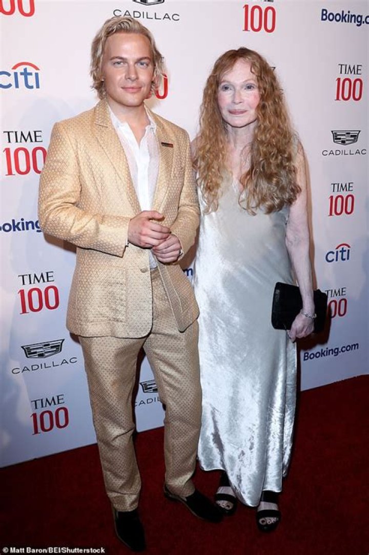 Mia Farrow Weight, Age, Husband, Biography, Family Facts World Celebrity
