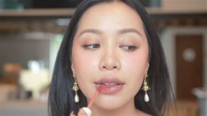 Michelle Phan How YouTube Beauty Guru Fell in With Bullshit Peddler