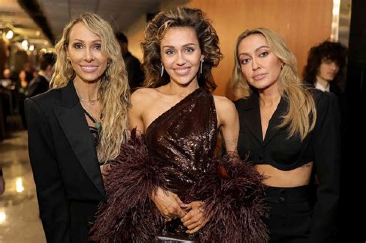 Miley Cyrus Biography, Age, Family, Height, Boyfriends, Children