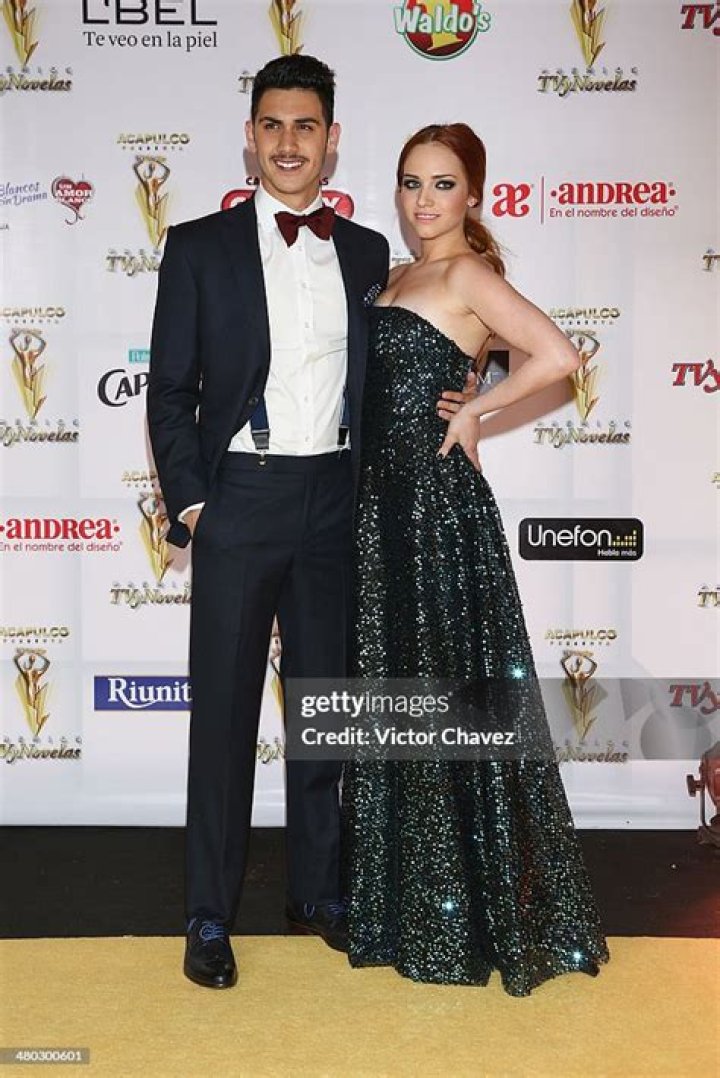 Minnie West y Alejandro Speitzer desfilando por la alfombra roja de los