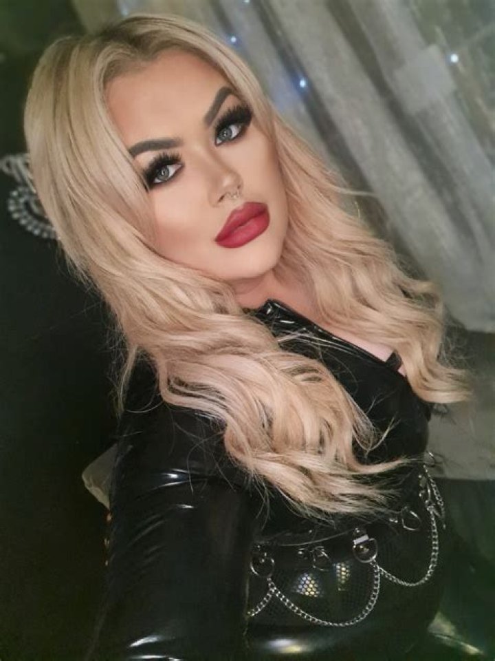 Mistress Laura Coats FINmessage