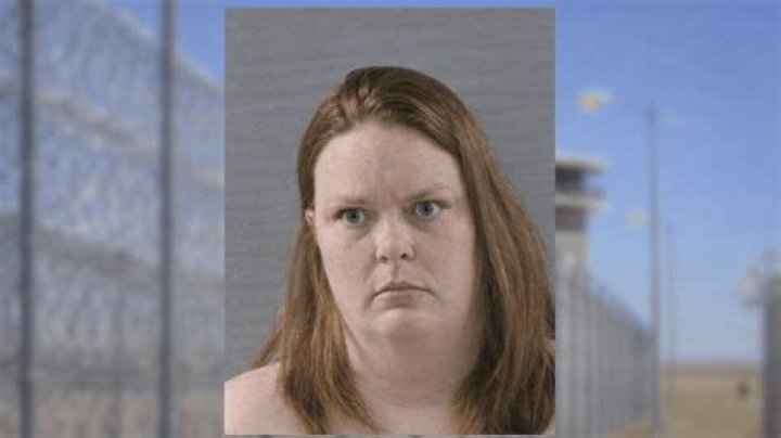 Mom accused of trying to sell daughter for 500