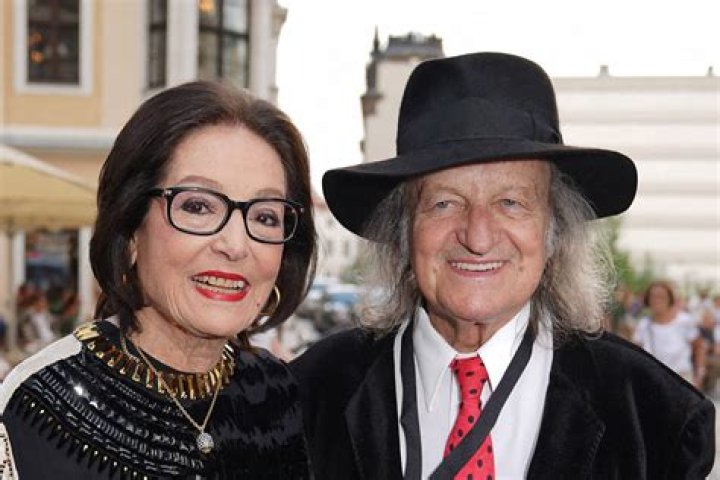 Nana Mouskouri qui est son mari André Chapelle ? Closer