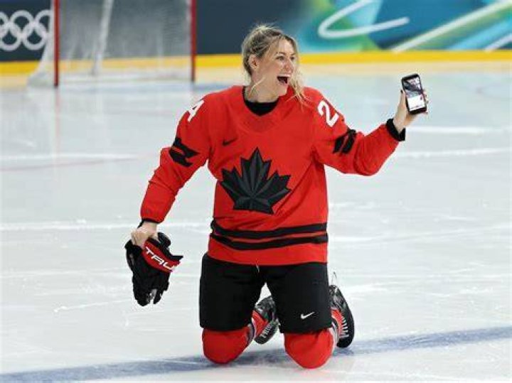 Natalie Spooner Net Worth 2023, Age, Husband, Height, Family, Salary