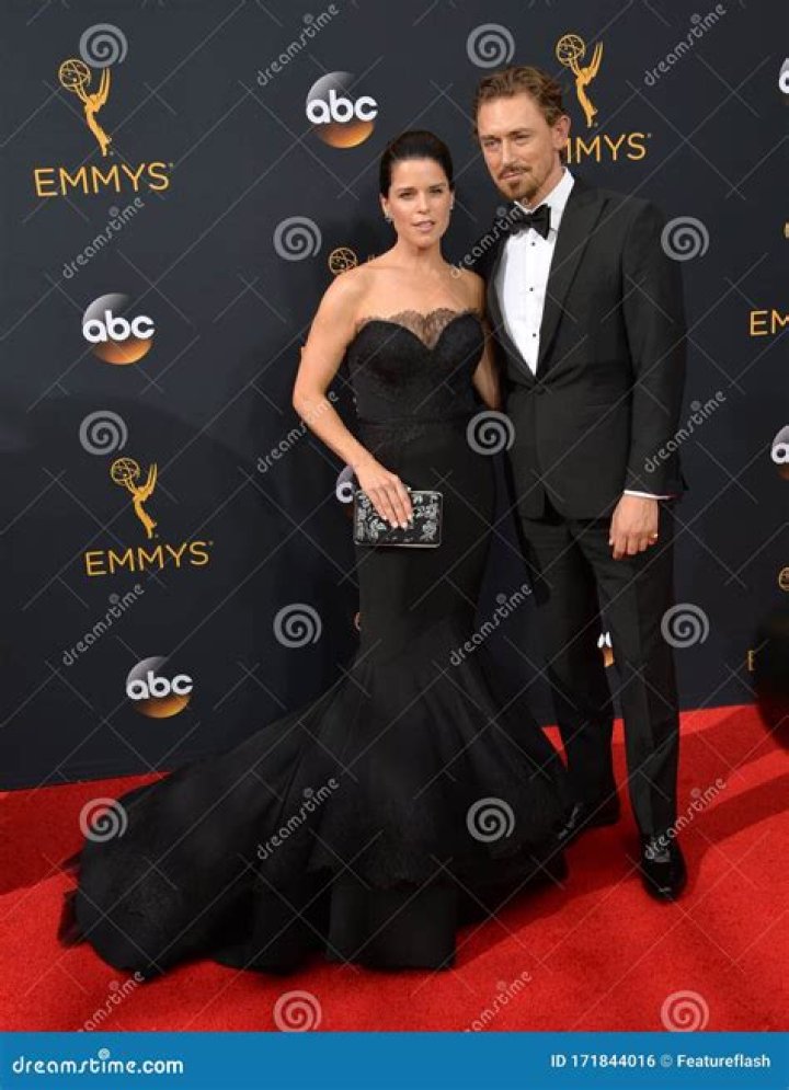 Neve Campbell & J.J. Field from 2016 Emmys Red Carpet Couples E! News