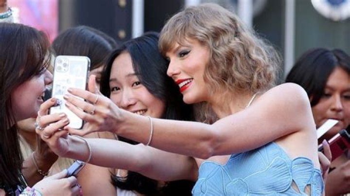 New Taylor Swift selfie. She is so damn hot! r/CelebritySelfies