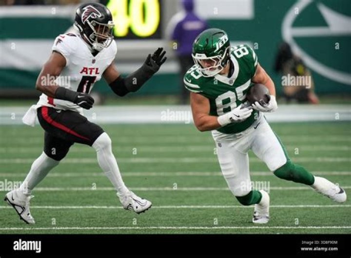 New York Jets Tight End Tyler Conklin’s Cabo Wedding Was a Major Party