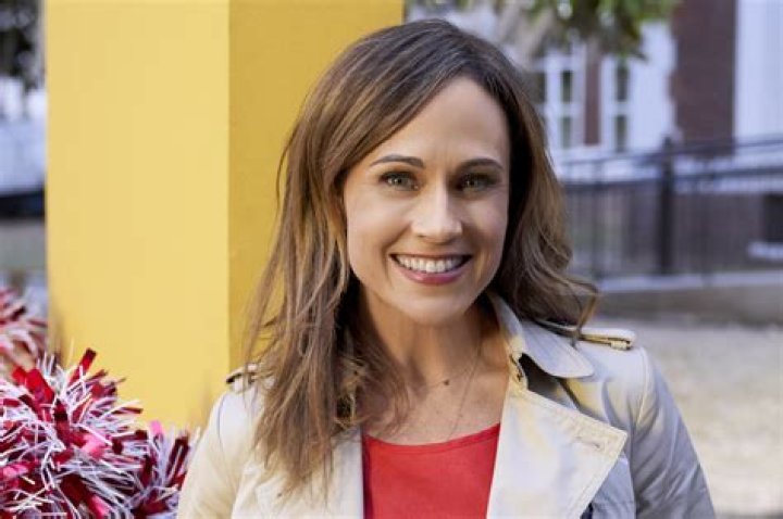 Nikki DeLoach Biography, Height & Life Story Super Stars Bio