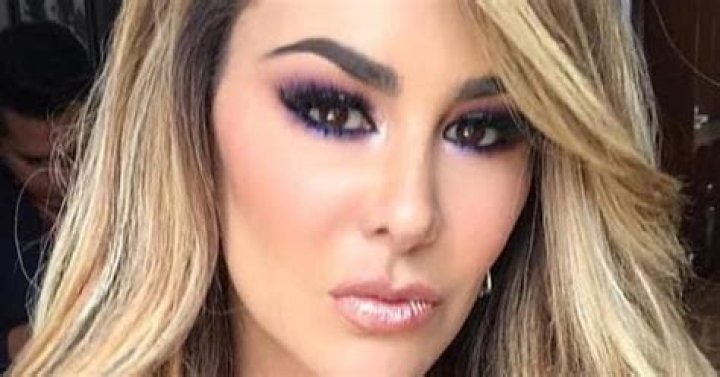 Ninel Conde posa de rojo presumiendo sus caderas al estilo Lyn May