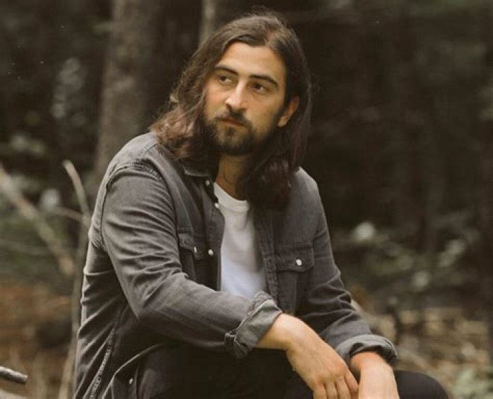 Noah Kahan Height How Tall is Noah Kahan? Comprehensive English