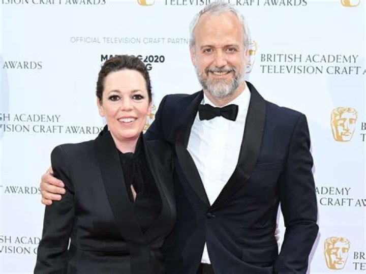 Olivia Colman & Ed Sinclair from 2019 Oscars Red Carpet Couples E! News