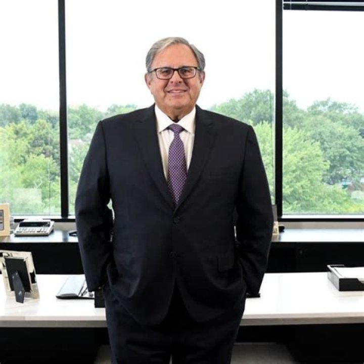 Philadelphia Phillies add Stanley Middleman to ownership group