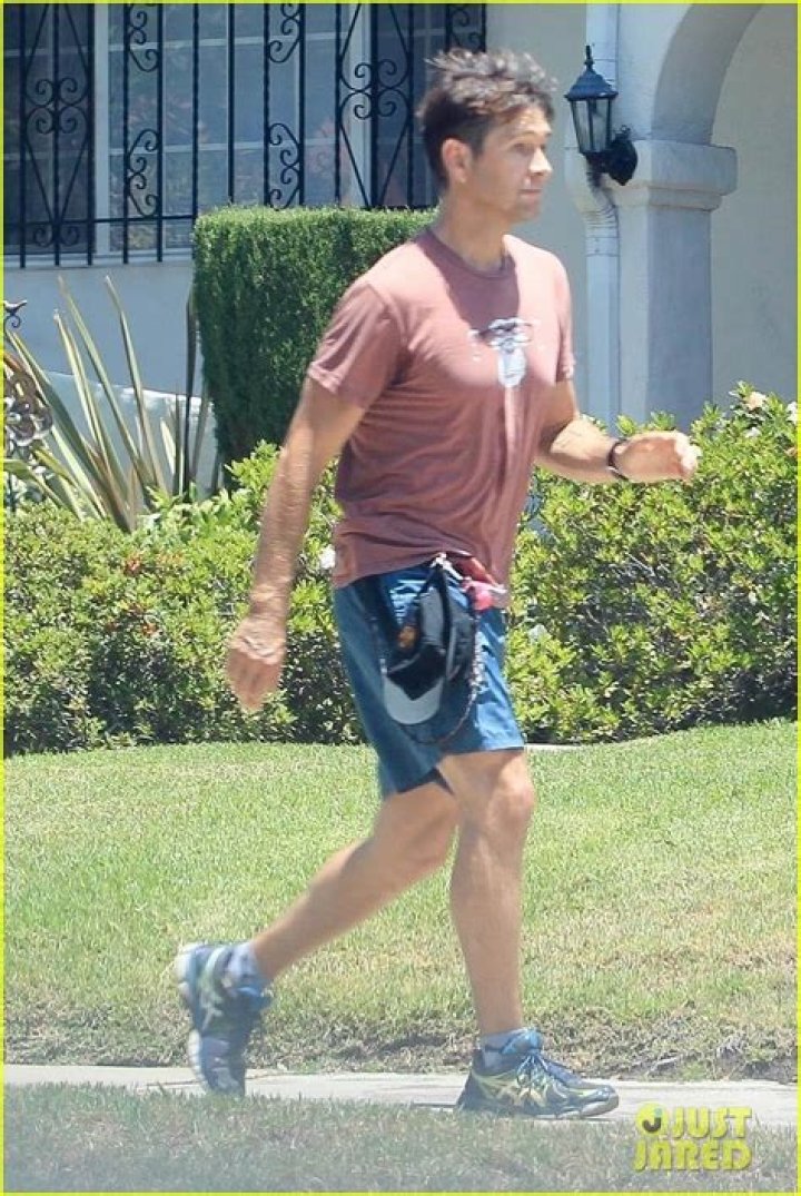 Photo antony starr outdoor workout 06 Photo 4465870 Just Jared