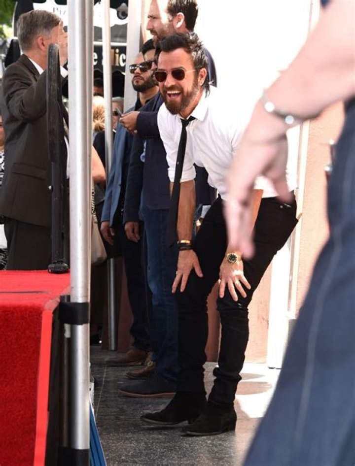 Photo justin theroux jason bateman hold hands at charity ping pong
