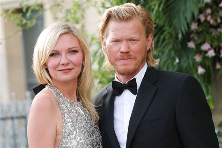 Photo kirsten dunst jesse plemons lunch with his parent 04 Photo