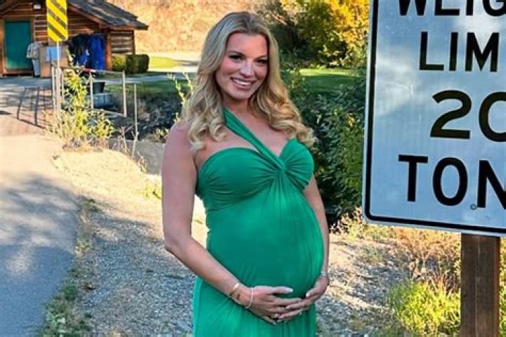 Photo lindsay hubbard talks preg loss telling carl radke summer house