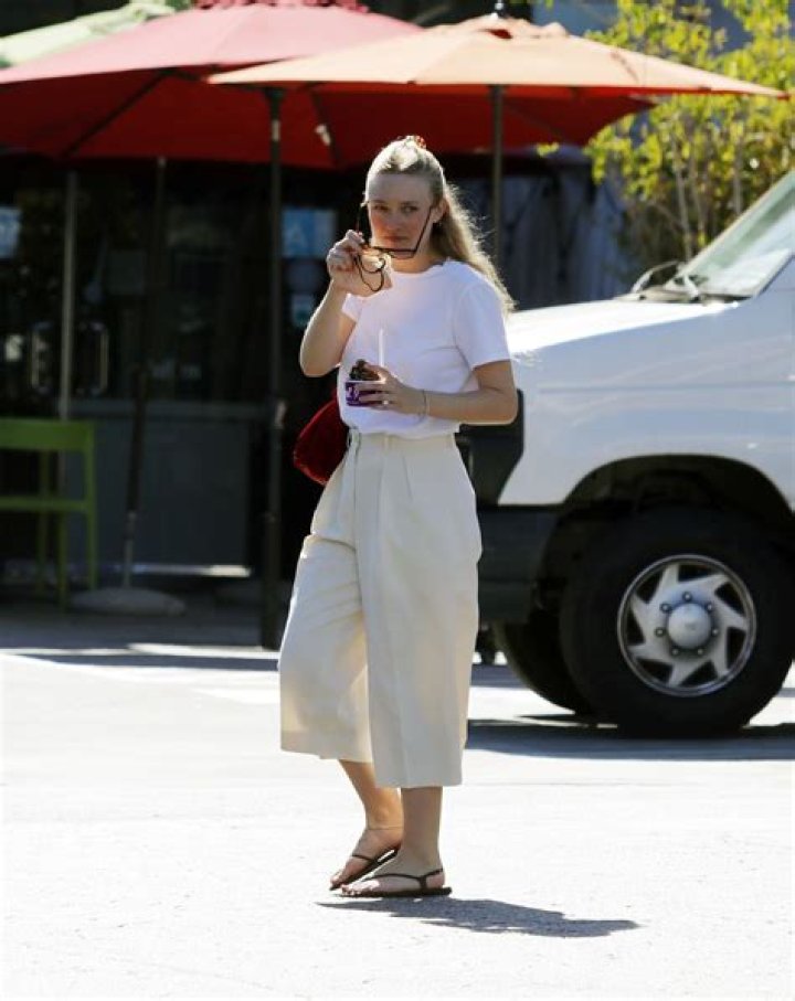 Photos of Dakota Fanning Shopping With Her Mother in LA on Valentine's