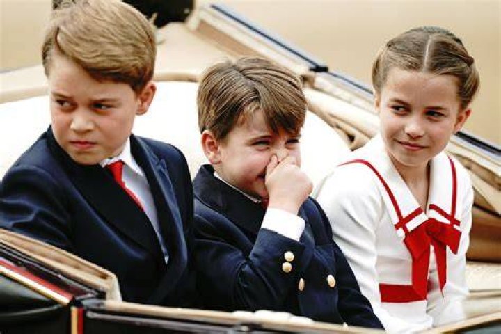 Prince Louis d&eacute;couvrez les adorables photos du fils de Kate et
