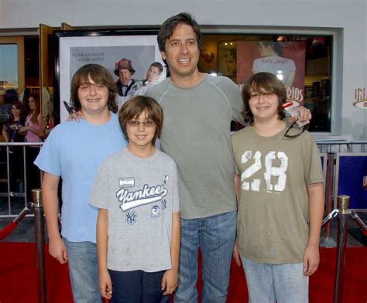 Ray Romano is three years older than Brad Garrett Everyone Loves