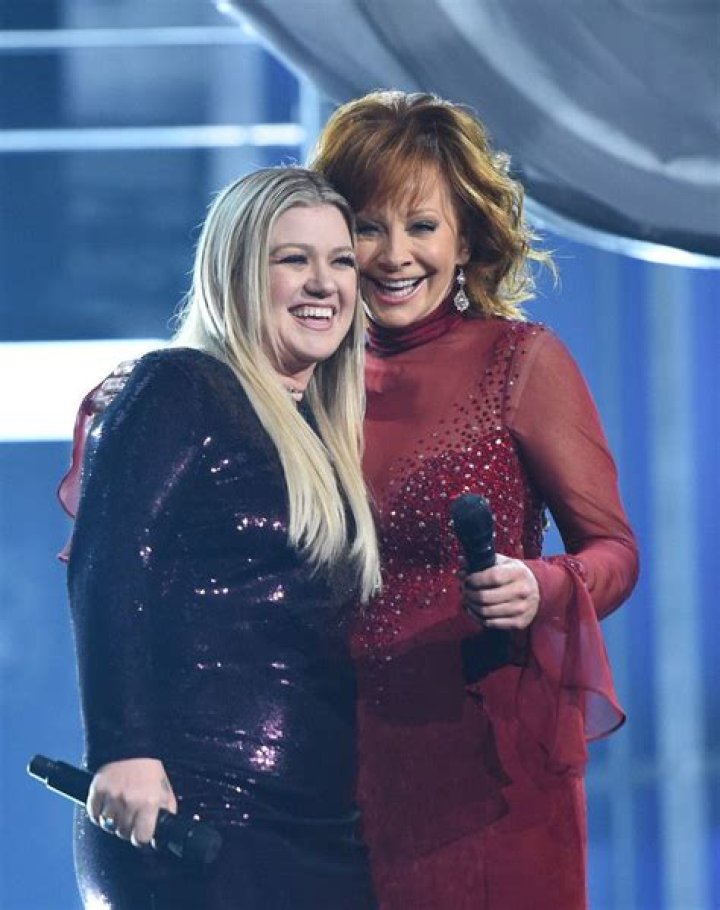 Reba McEntire and DaughterinLaw Kelly Clarkson Sang a Duet at the ACM