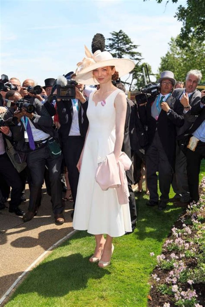 Royal Ascot Poldark's Eleanor Tomlinson looks stunning as she enjoys