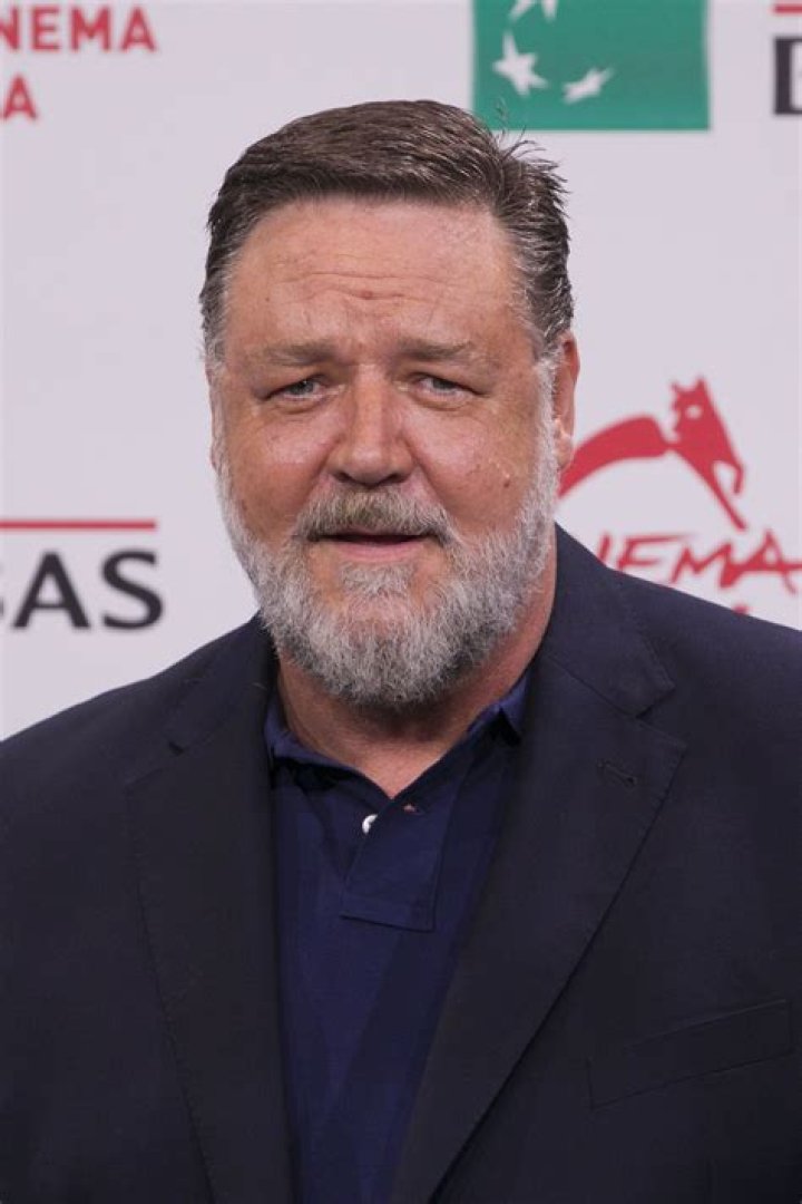 Russell Crowe's family hits back at 'bulls**t' bushfire claims in 2020