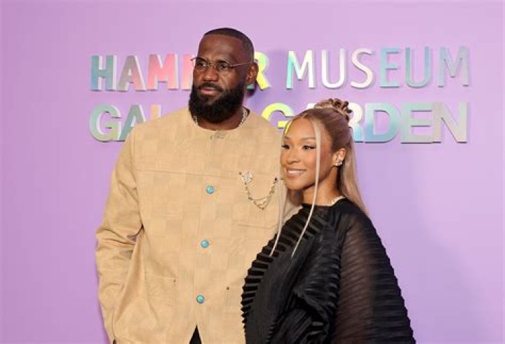 Savannah James Cine este soția lui LeBron James? WHO Magazine