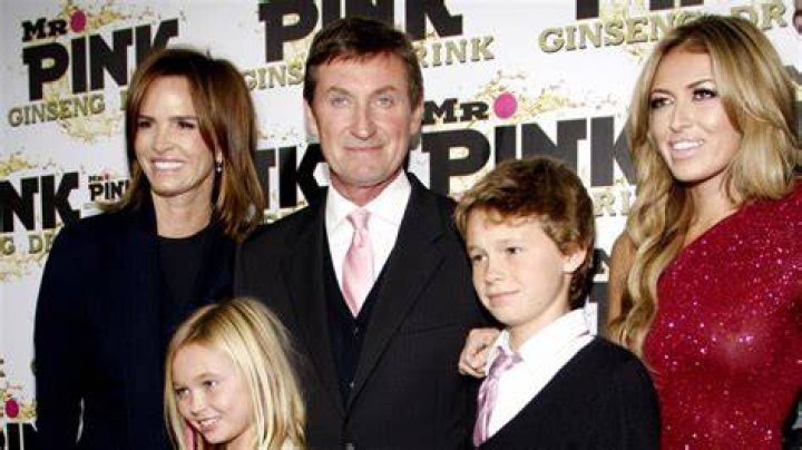 See Wayne Gretzky&rsquo;s Oldest Daughter Paulina, Who's a Model Now
