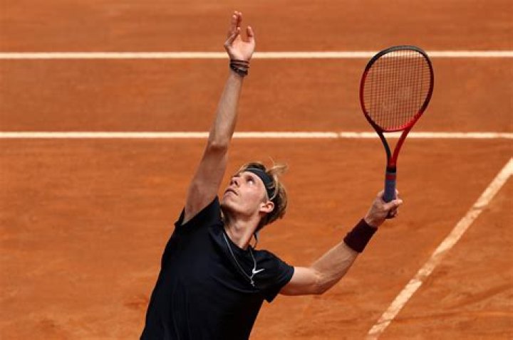 Shapovalov battles back to beat Marco Cecchinato in Geneva UBITENNIS