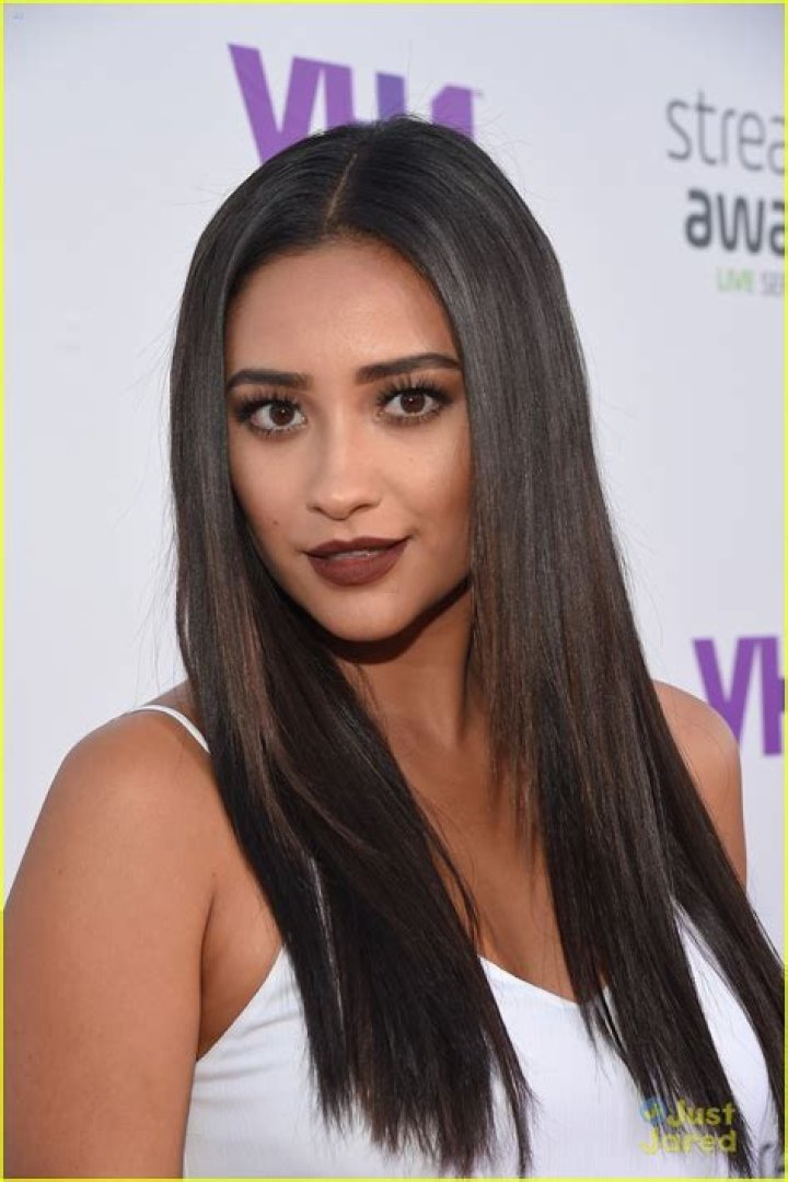 Shay Mitchell 2015 Annual Streamy Awards 03 GotCeleb
