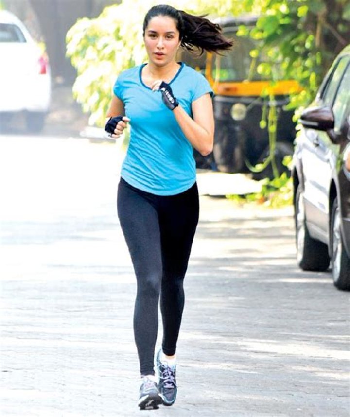 Shraddha Kapoor Height in Feet without Shoes