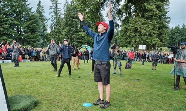 Simon Lizotte triumphs, fueled by DadPower Discmania Store
