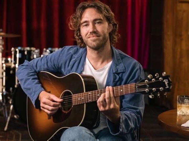 Singer, songwriter Joe performs new single WJLA