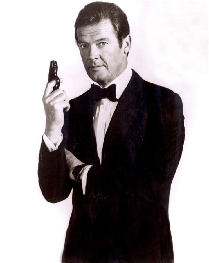 Sir Roger Moore, James Bond actor, dies aged 89 BBC News