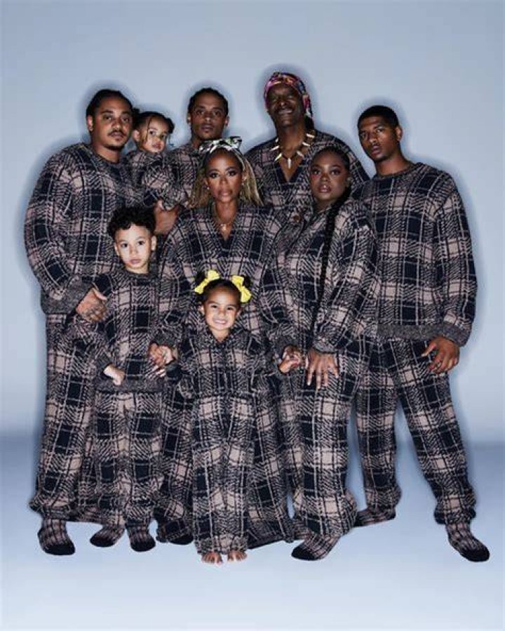 Snoop Dogg gets cozy alongside wife, kids and grandkids in rare family