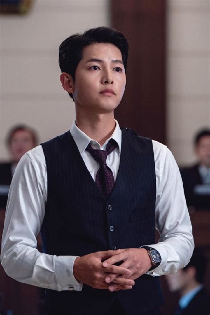 Song Joongki and his new girlfriend Katy Louise Saunders were spotted