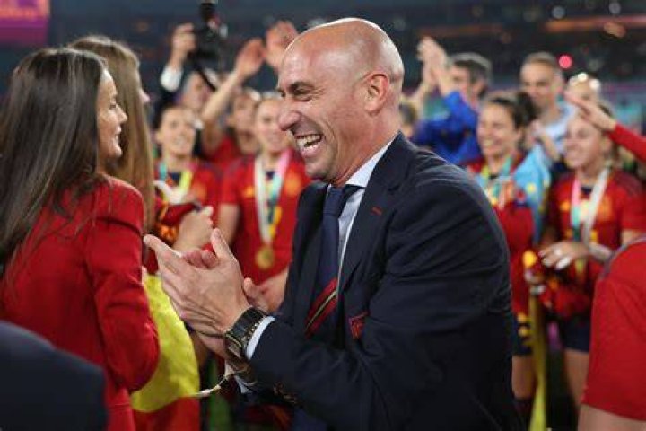 Spain soccer president Luis Rubiales resigns after kiss scandal Los