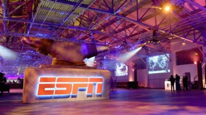 Sports World Reacts To Thursday's Hailey Van Lith Announcement The