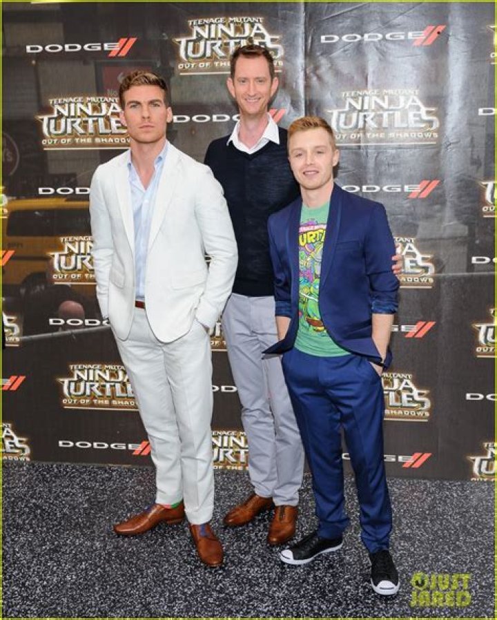 Stephen Amell Brings His Family to 'TMNT' Premiere! Photo 975027