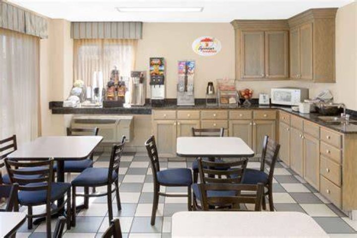 Super 8 by Wyndham Hattiesburg North Hattiesburg, MS Hotels